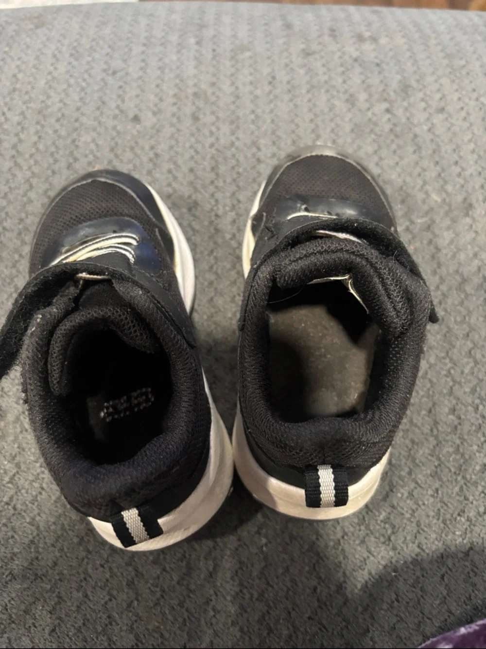 🟢10/$10 - Kids Black Velcro Athletic Sneakers